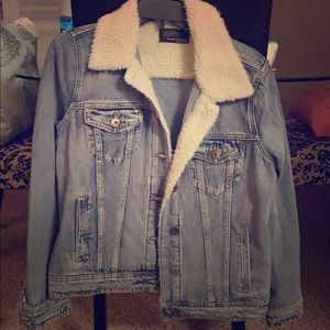 Jean jacket with faux fur collar